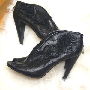 Vince Camuto Alta Black Leather Heels Size 6.5 Rosette Details Peep Toe